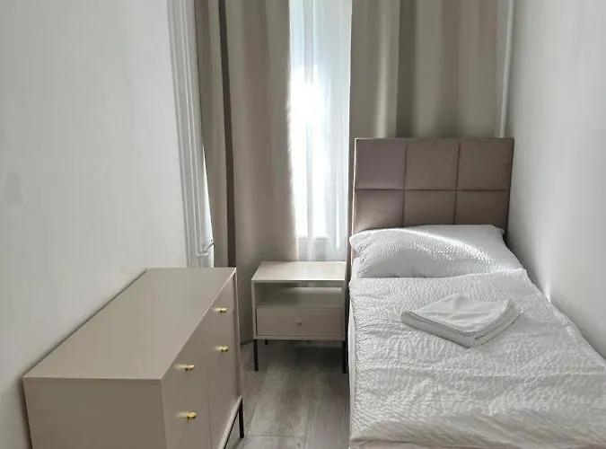 Проживання в сім'ї Sunny House Three